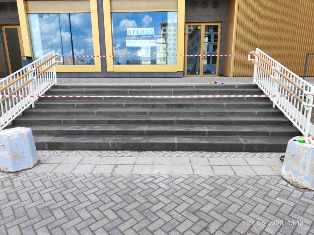 Широкая лестница облицованная накладками С3 серого цвета